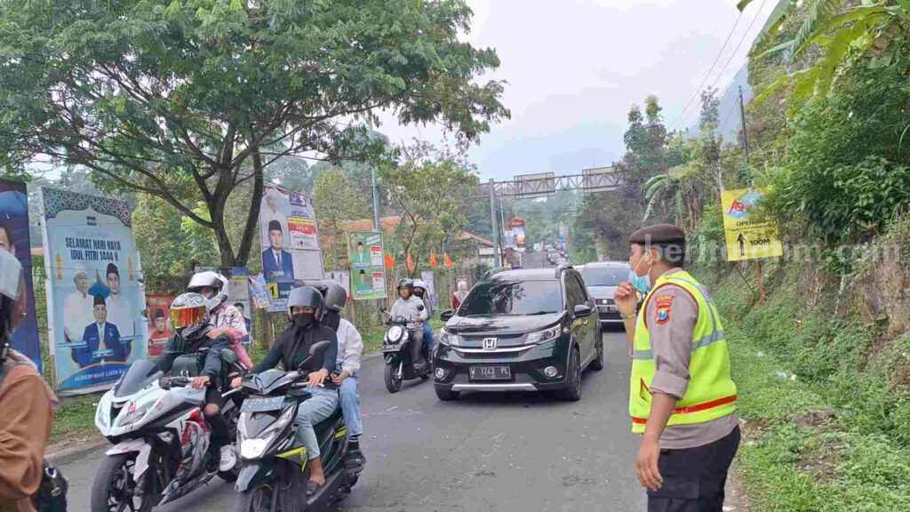 Arus lalu-lintas di wilayah wisata Trawas, Kabupaten Mojokerto. [Foto : Misti/beritajatim.com]