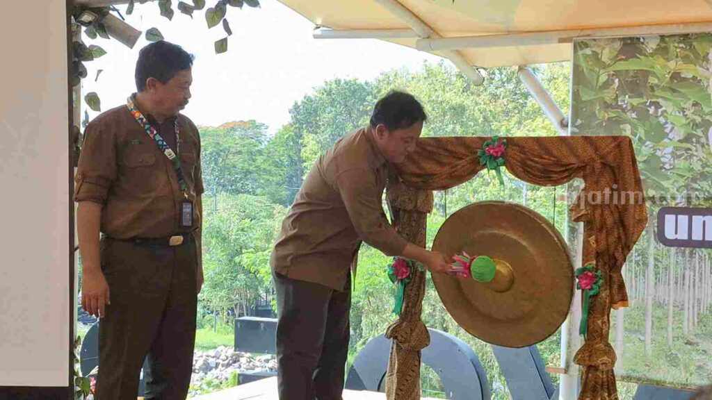 Wakil Kepala Perhutani Divre Jatim, Wawan Triwibowo saat pemukulan gong didampingi Administratur KPH Mojokerto, Andi Adrian Hidayat. [Foto : Misti/beritajatim.com]