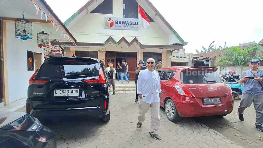  Kades Pandanarum, Endik Sugianto usai dimintai keterangan Bawaslu Kabupaten Mojokerto. [Foto : Misti/beritajatim.com]