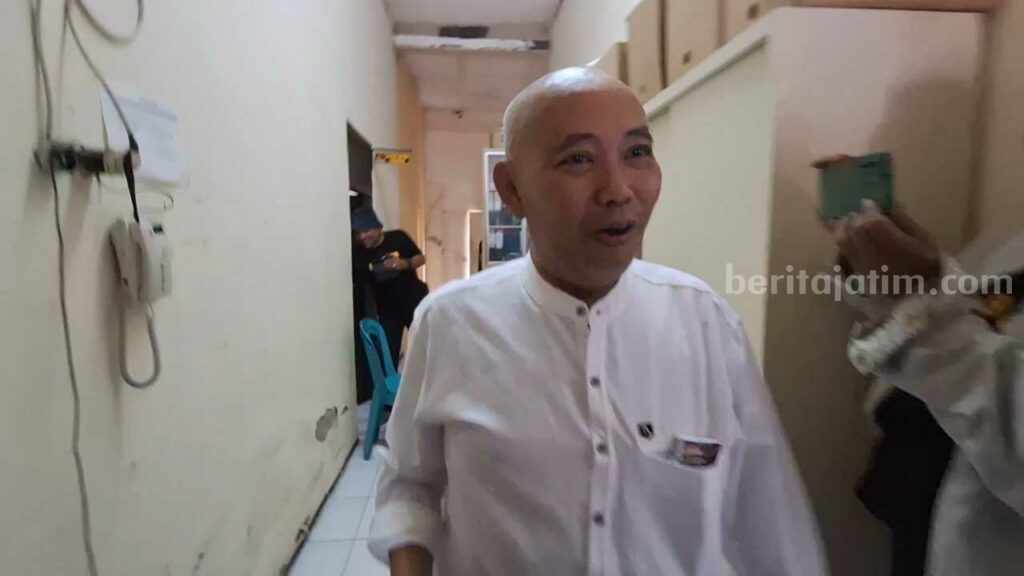 Kades Pandanarum, Endik Sugianto usai menjalani dimintai keterangan Bawaslu Kabupaten Mojokerto. [Foto : Misti/beritajatim.com]