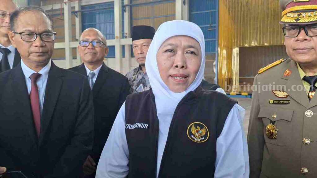 Gubernur Jawa Timur Khofifah Indar Parawansa usai menghadiri Apel Menyosong Bulan K3 Nasional di PT Ajinomoto Indonesia di Desa Mlirip, Kecamatan Jetis, Kabupaten Mojokerto. [Foto : Misti/beritajatim.com] 