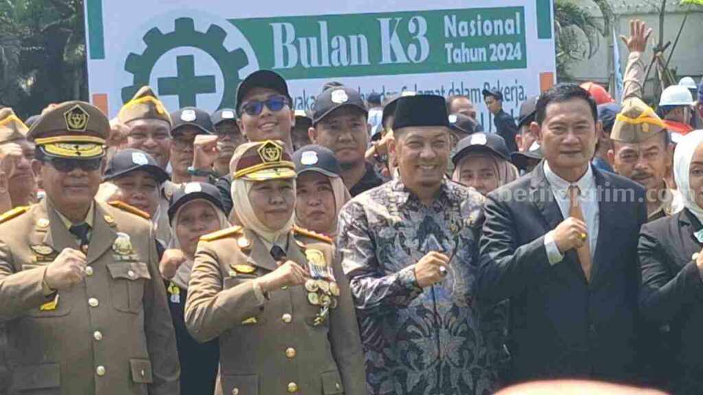 Gubernur Jawa Timur, Khofifah Indar Parawansa memimpin Apel Menyosong Bulan Keselamatan dan Kesehatan Kerja (K3) Nasional di PT Ajinomoto Indonesia di Desa Mlirip, Kecamatan Jetis, Kabupaten Mojokerto. [Foto : Misti/beritajatim.com]