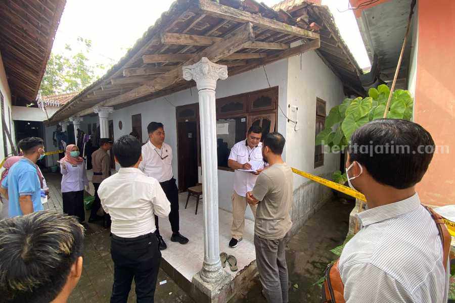 Kronologi Pekerja Industri Kulit yang Tewas di Kos Magetan Pihak kepolisians aat melakukan olah TKP di kamar kos tempat pekerja LIK ditemukan meninggal, Rabu (3/1/2024)