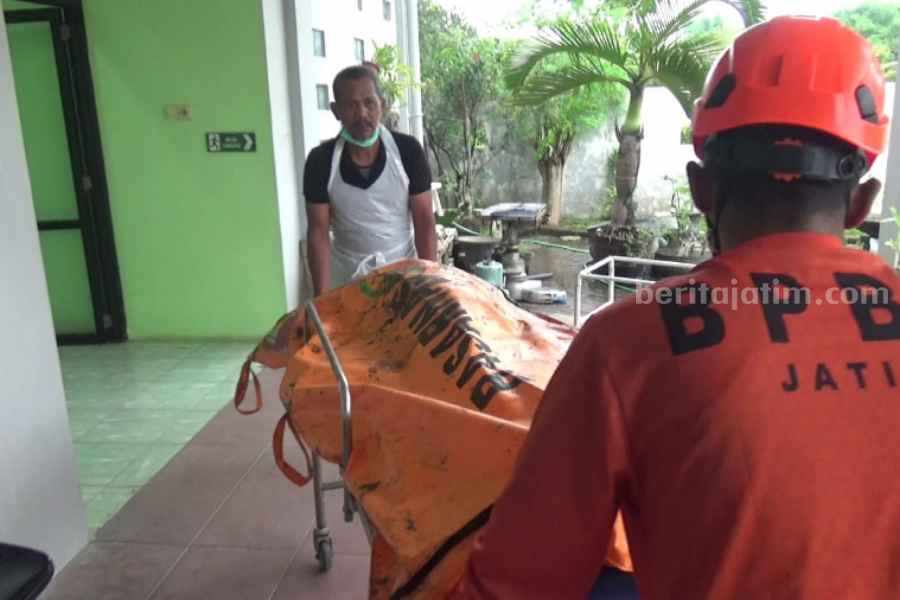 Jenazah Bani warga Desa Karanggeneng, Pitu, Ngawi yang ditemukan meninggal usai terseret arus Bengawan Sol0 pada Selasa (2/1/2023) pagi.