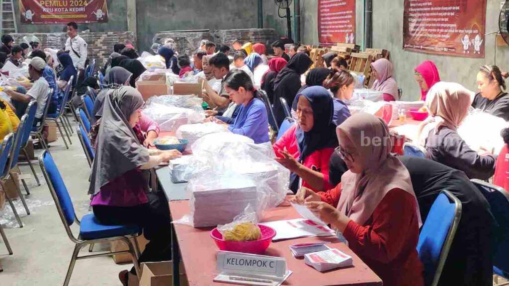 10 Penyandang Disabilitas Lipat Surat Suara di Kota Kediri