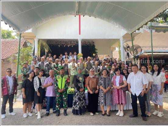 Dimeriahkan Pasar Tradisional, Perayaan Natal di GUPDI Josaren Madiun Eratkan Toleransi Antarwarga