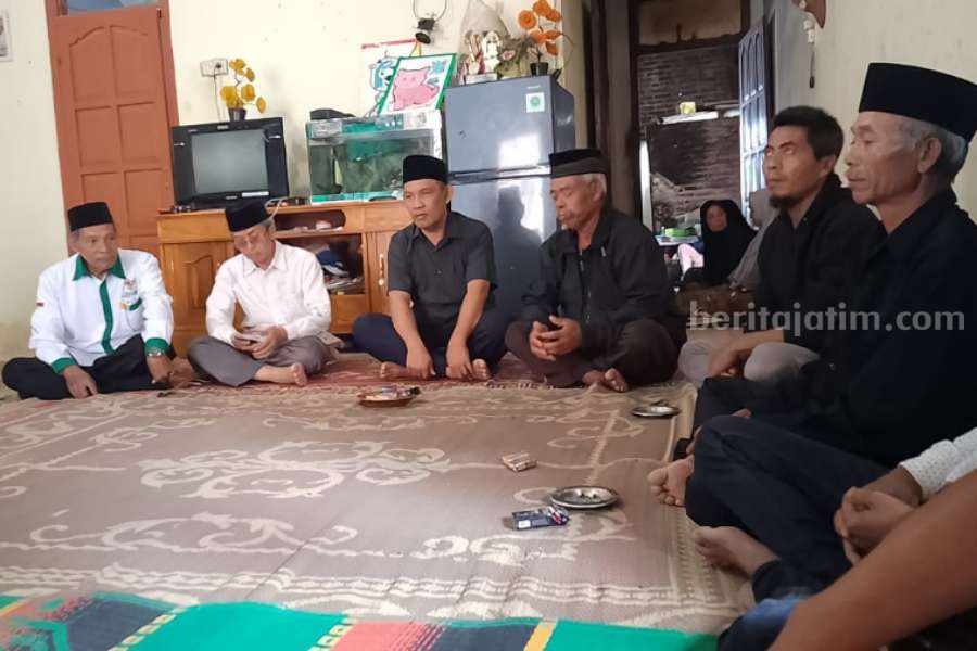 Pj Bupati Magetan saat berkunjung ke rumah duka korban longsor jalan Utama Sarangan, Sabtu (6/1/2023)