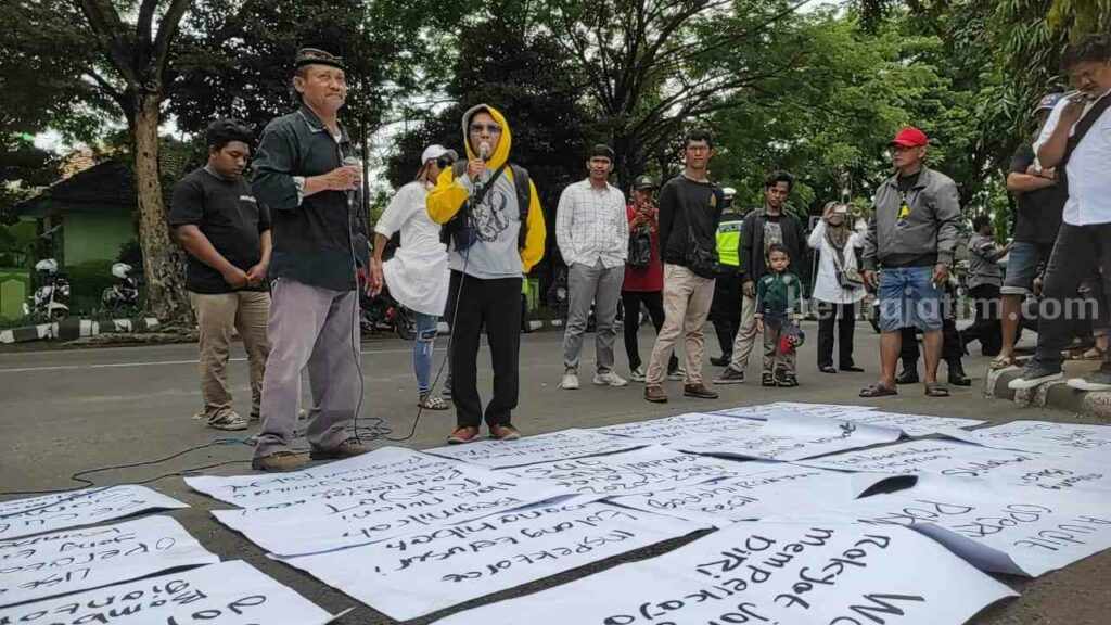 Seniman Pecut Kediri Tuntut Kejaksaan Selidiki Dugaan Penyelewengan Jasmas Anggota DPRD WhatsApp Image 2024-01-08 at 17.51.16_11zon