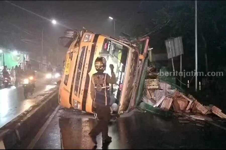 Truk muatan keramik nopol H 8626 QV terguling di Jalan Raya Desa Puloniti, Kecamatan Bangsal, Kabupaten Mojokerto. [Foto : ist]
