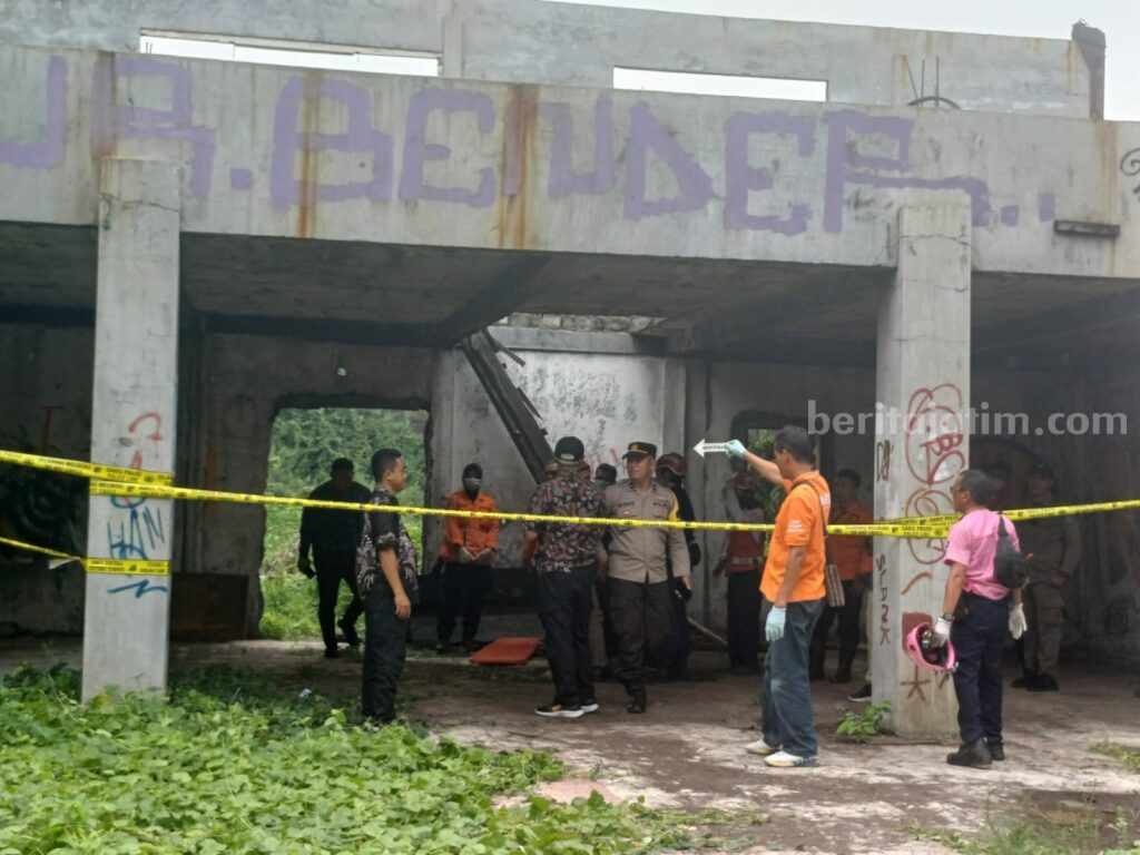 Lokasi ditemukannya mayat di bangunan kosong, Jl Kebraon 2, Surabaya, Kamis (11/1/2024). (Foto: Fitri Yuliani/beritajatim.com)