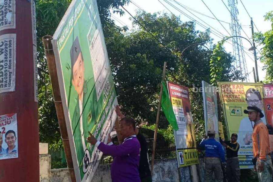 Bawaslu Magetan Telah Tertibkan 500 APK yang Langgar Aturan Bawaslu Magetan bersama Satpol PP dan Damkar Magetan saat menertibkan APK yang melanggar aturan, Jumat (12/01/2024)