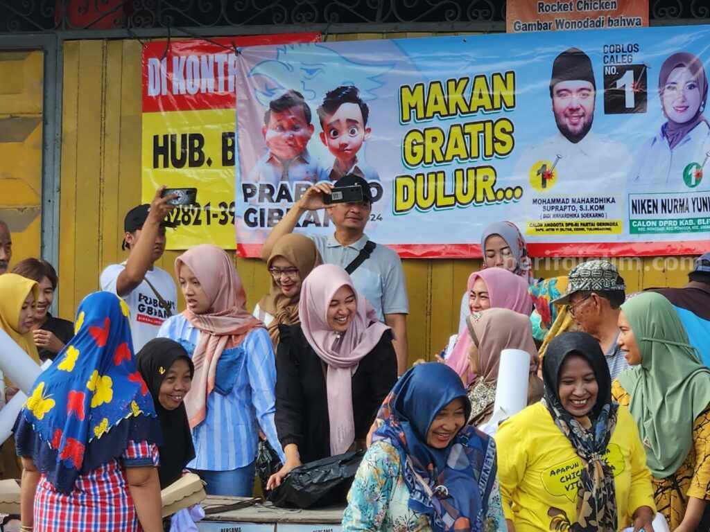 Kegiatan pembagian makanan gratis oleh Didi Mahardika dan Niken Nurma Yunita di Pasar Gambar, Wonodadi Blitar. 