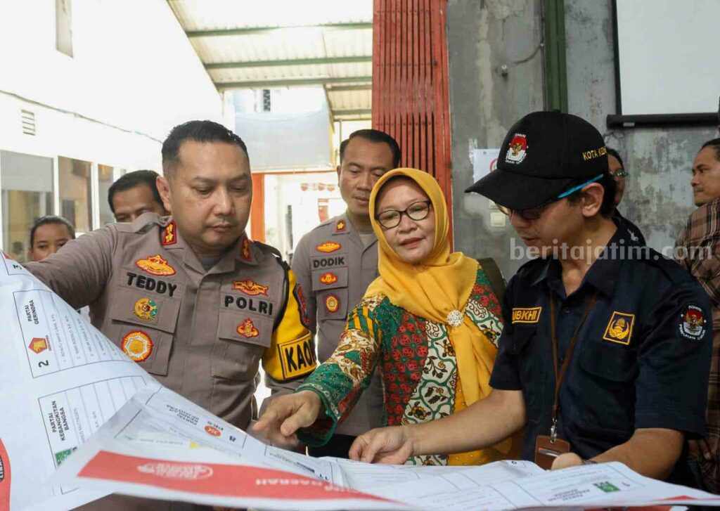 Cek Gudang Logistik KPU, Kapolres Kediri Kota Monitoring CCTV