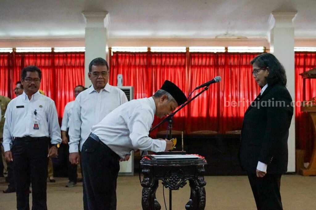 Pj Wali Kota Kediri Lantik 4 Pejabat Struktural, Salah Satunya Kadispendukcapil Foto Berita Jatim