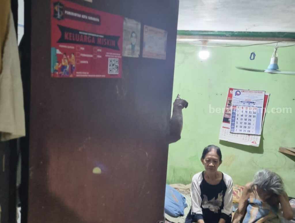 Potret rumah Bu Jannah dan Bu Munari yang tak lagi terima bantuan permakanan.[foto/ademasrio].