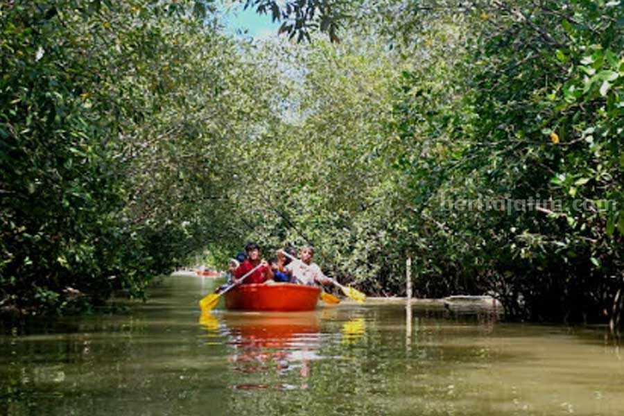 Pengunjung menjajal wahana sekoci di Adventure Land Romokalisari, Surabaya. (Sumber foto: Fitri Yuliani/beritajatim.com)