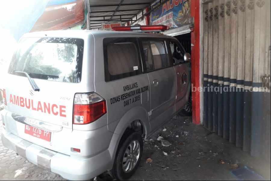 Mobil Ambulans Dinkes Kabupaten Blitar tabrak toko emas di Kecamatan Srengat, Blitar.