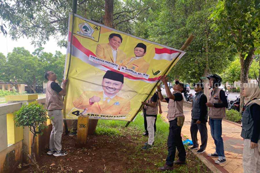 Salah satu baliho yang ditertibkan oleh Bawaslu Tuban. [foto: Diah Ayu/beritajatim.com]