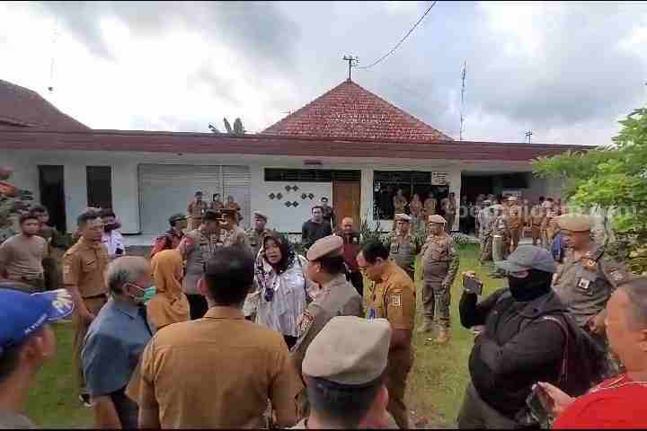 Proses evakuasi penyitaan aset rumah dinas mantan Kepala Puskesmas Sumberpucung.
