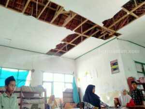 Atap Bocor Siswa SD di Sampang Pulang Awal Saat Hujan Foto Berita Jatim