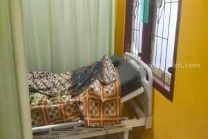 Suami ke Luar Kota, Perempuan Berkerudung Bacok Istri di Sampang Korban pembacokan saat berada di Puskesmas Omben (Foto: Zamachsari/beritajatim.com)