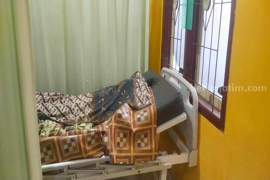 Suami ke Luar Kota, Perempuan Berkerudung Bacok Istri di Sampang Korban pembacokan saat berada di Puskesmas Omben (Foto: Zamachsari/beritajatim.com)