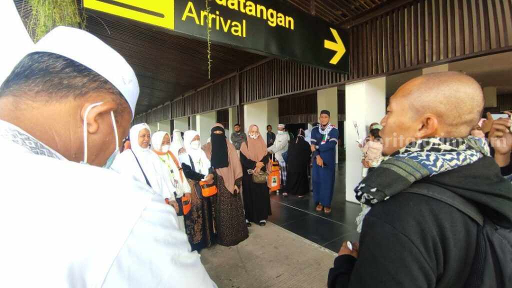Jemaah Umroh Bisa Terbang dari Banyuwangi Segera! Bandara internasional Banyuwangi segera membuka penerbangan umroh. Saat ini, PT Angkasa Pura II tengah mengupayakan realisasi penerbangan ibadah tersebut.