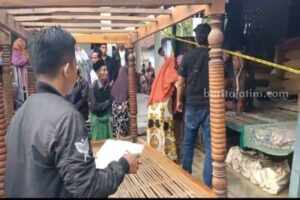 Polisi Gercep Amankan Pembantai Sekeluarga di Sampang Tempat kejadian perkara pembataian keluarga di Sampang (Foto: Zamachsari/beritajatim.com)