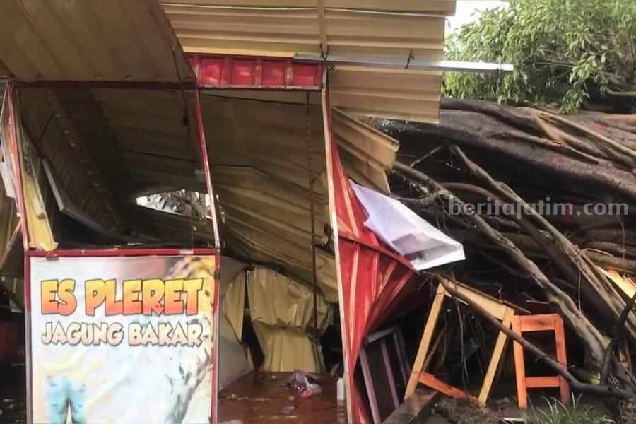 Tangkapan layar pohon beringin alun-alun Kota Blitar tumbang timpa warga