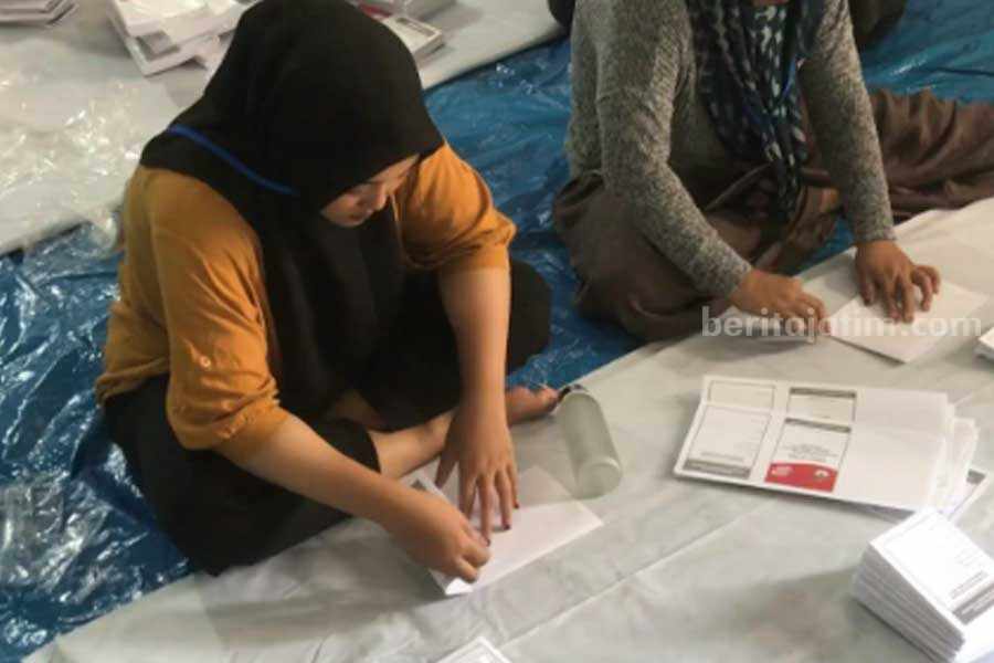 Petugas sortir dan lipat surat suara Pemilu 2024 di Kota Blitar menggunakan botol.