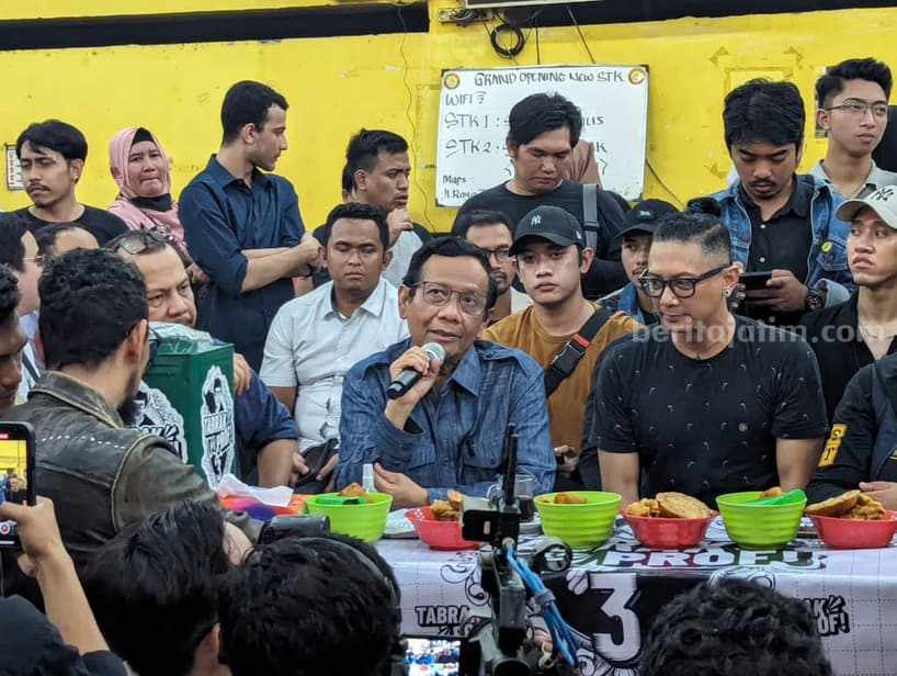 Mahfud MD saat ngopi dan dialog bertajuk 'TabrakProf' di Warkop STK, Ngagel, Surabaya, Rabu (10/1/2024).[foto/ademasrio].