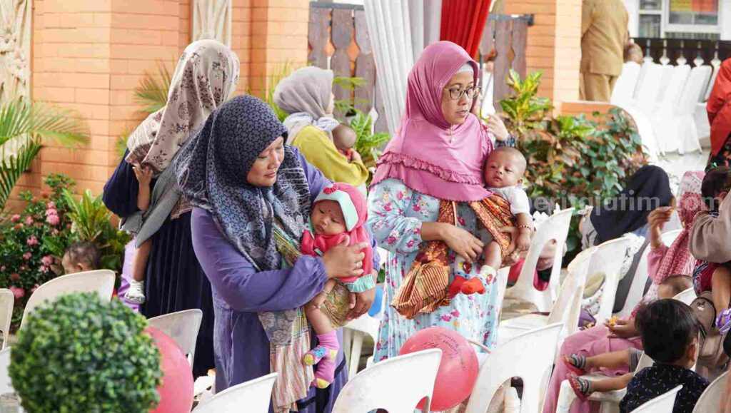 Pemberian vaksin melalui Sub Pekan Imunisasi Nasional (Sub - PIN) Polio novel Oral Polio Vaccine Tipe 2 (nOPV2) yang digelar serentak di wilayah Kabupaten Lamongan.