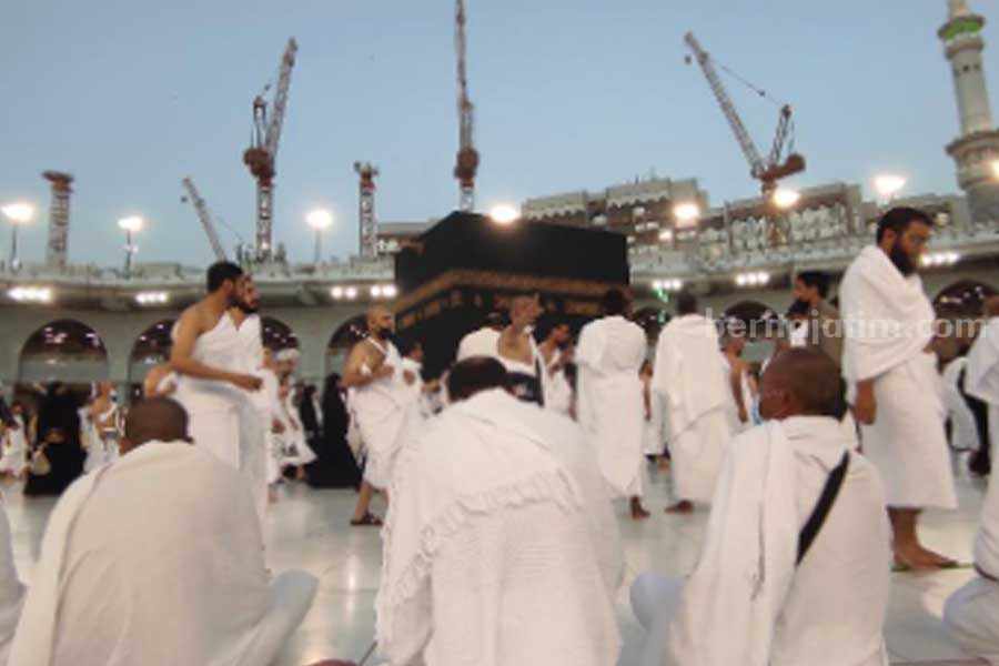 Satu Jamaah Haji asal Kabupaten Kediri Wafat di Tanah Suci, Ini Kronologinya! Ilustrasi suasana ibadah saat di pelataran Ka'bah, Masjidil Haram Arab Saudi. (rindi/dok)