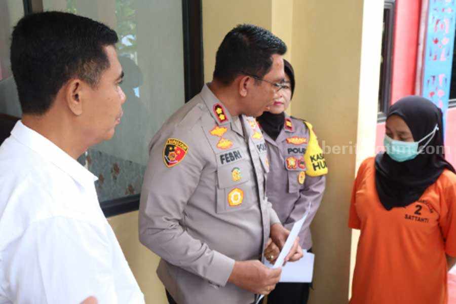 Hasil Hubungan Gelap, Perempuan Ini Buang Bayinya di Pasar Bangkalan Ibu pembuang bayi di pasar Tanah Merah, Bangkalan, saat diamankan Polisi (Foto: Zamachsari/beritajatim.com)
