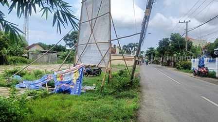 Tertimpa Baliho Caleg DPR RI, Pemotor di Tuban Dilarikan ke Rumah Sakit Foto Berita Jatim