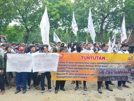 Ratusan Buruh FSPMI Tuntut PT DIO Segera Bayar Tunggakan Gaji dan Jaminan Sosial foto beritajatim