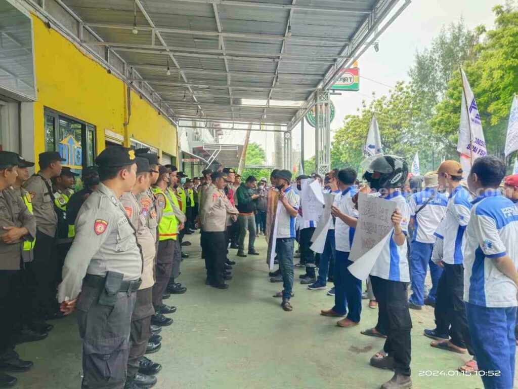 Para buruh yang tergabung dalam FSPMI saat aksi di depan PT DIO. [Foto:Diah Ayu/beritajatim.com]