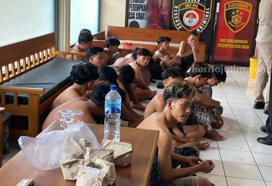 Sekelompok Gangster yang diamankan oleh Satreskrim Polres Tuban. [foto:Diah Ayu/beritajatim.com]
