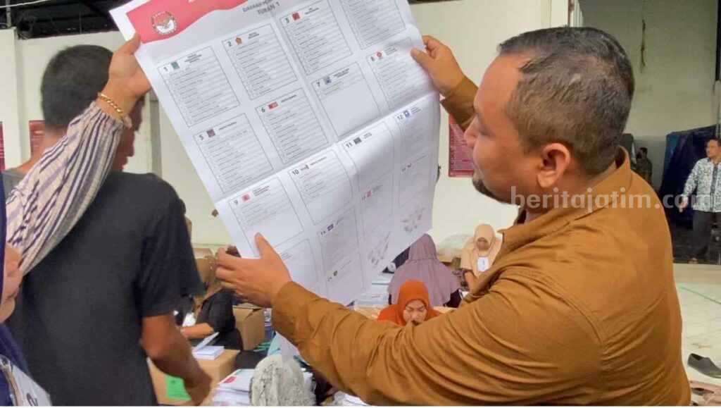 Ketua KPU Tuban saat melakukan pengecekan surat suara terdapat cipratan tinta. [foto:Diah Ayu/beritajatim.com]