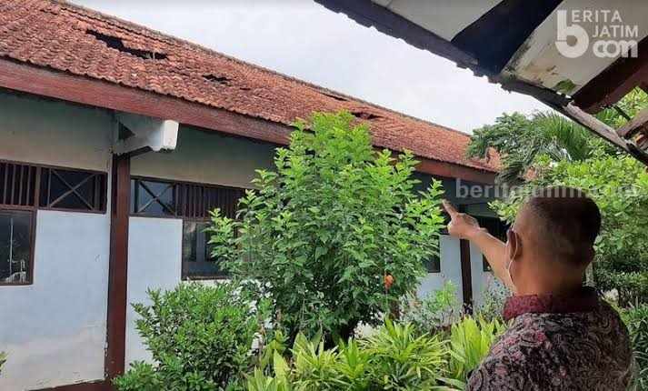 Disdik Gresik Gelontor Dana Rp7 Miliar untuk Rehab Kelas Foto salah satu sekolah dasar yang atapnya mengalami kerusakan