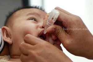 Sub Pekan Imunisasi Nasional Segera Dimulai Demi Cegah Polio di Kota Malang Ilustrasi Sub imunisasi polio kepada anak.