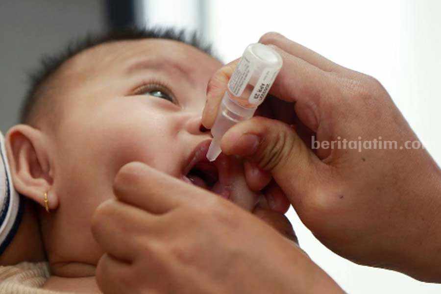 Ilustrasi Sub imunisasi polio kepada anak.