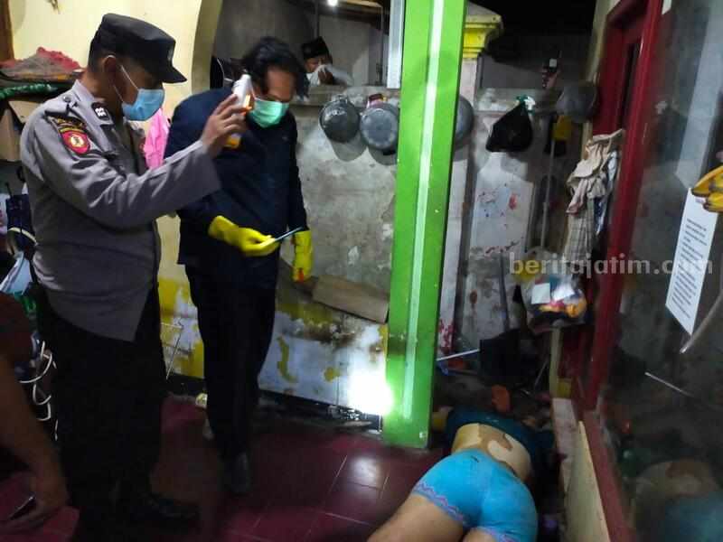 HP Majikan dan ART Hilang, Benarkah Bukti Pembunuhan? Satreskrim Polres Blitar Kota melakukan olah TKP di rumah jalan Sulawesi Kelurahan Karangtengah Kota Blitar