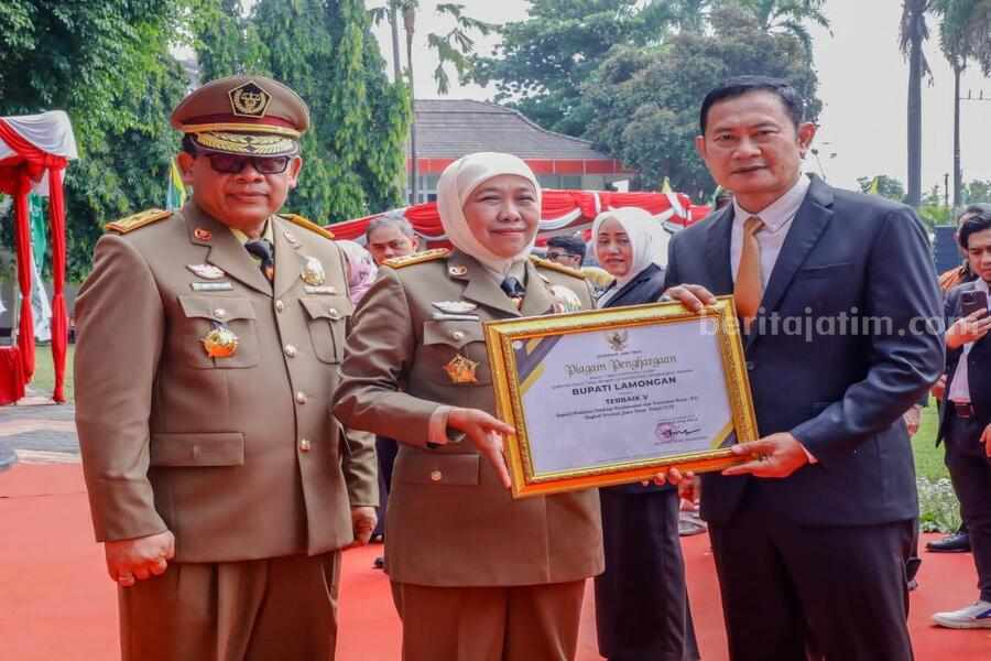 Bupati Lamongan Yuhronur Efendi saat menerima penghargaan K3 dari Gubernur Jawa Timur Khofifah Indar Parawansa.