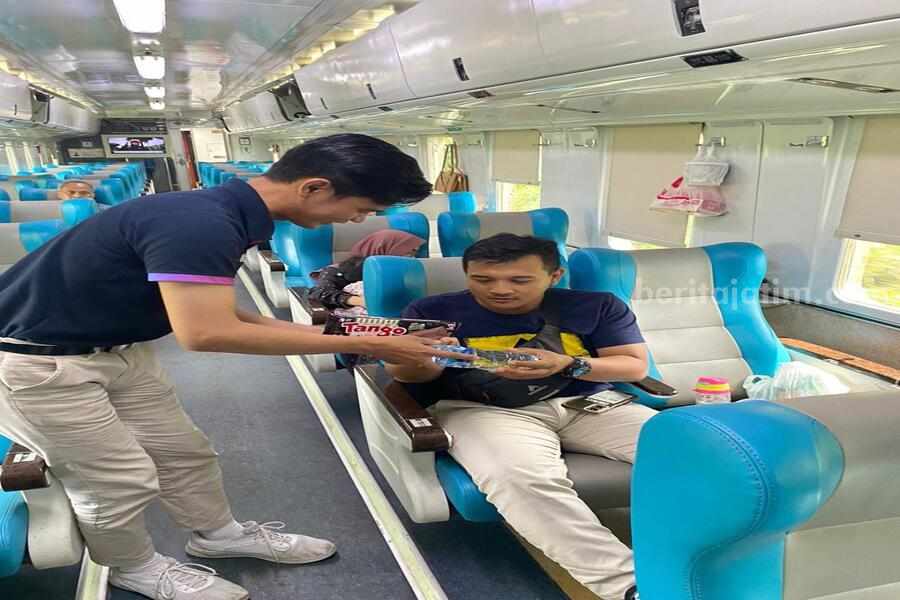 Service Recovery ke pelanggan KA. (Humas KAI Daop 8 Surabaya)