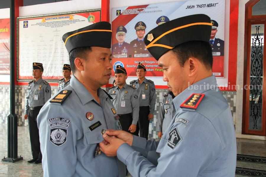 Kalapas Klas IIA Banyuwangi, Agus Wahono menyematkan pin Wilayah Bebas dari Korupsi (WBK) secara simbolis kepada jajarannya.