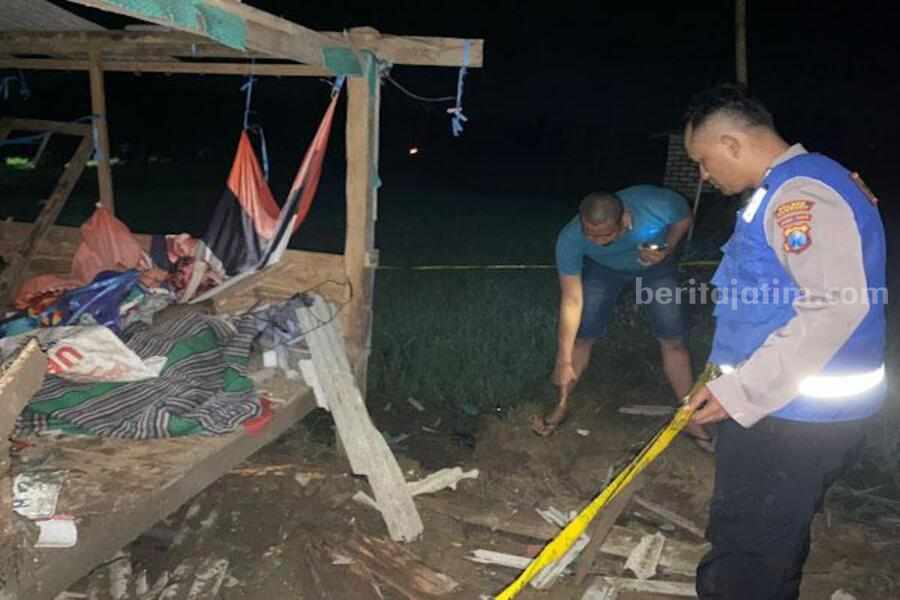Kapolres Sumenep: Sosok Misterius tak Terkait dengan Ledakan Polisi olah TKP ledakan di Sumenep