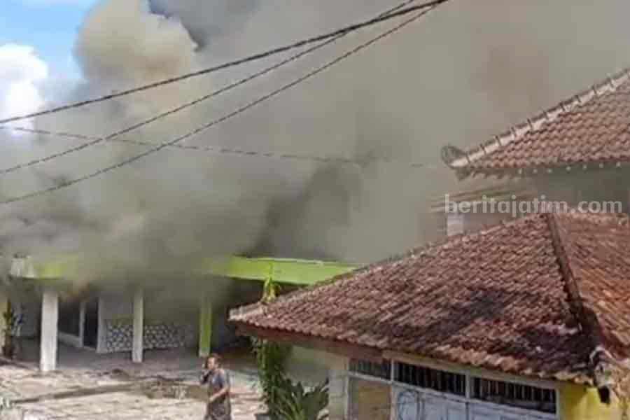 Rumah di Gandusari Blitar Terbakar, Kerugian Ditaksir Capai 90 Juta Rupiah Foto Berita Jatim