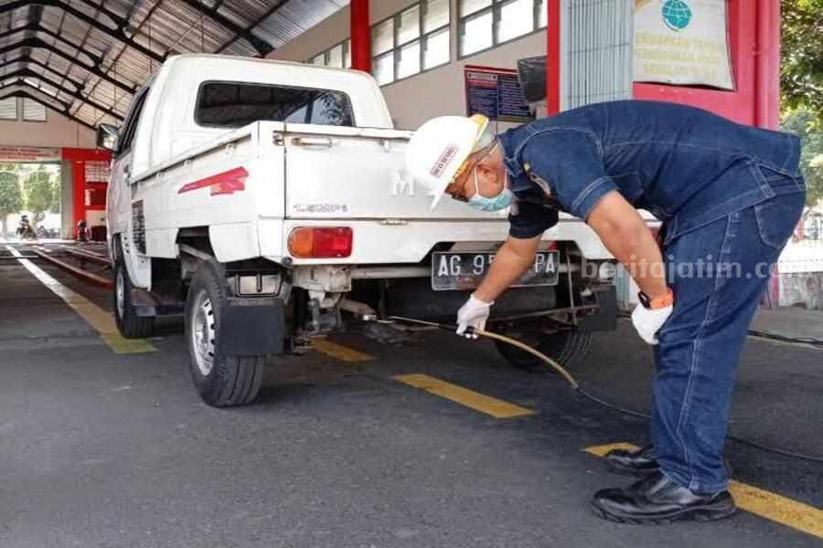 Caption foto : Sebuah mobil ikuti Uji KIR di Dishub Kota Blitar