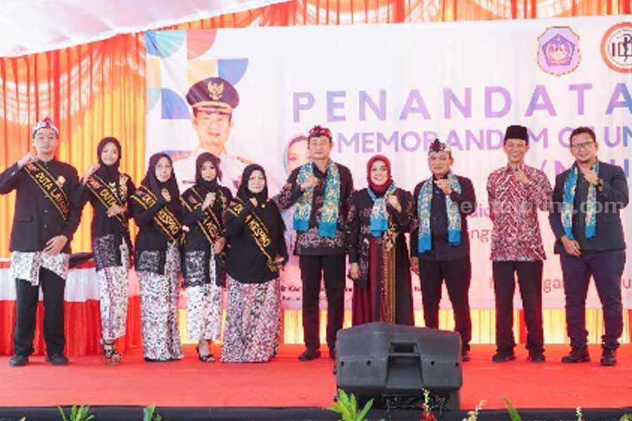 Bupati, PA, Disdik dan 48 Kepsek SMPN Lamongan Lakukan MoU dengan IDI Penandatanganan MoU antara Bupati, PA, Disdik dan 48 Kepsek SMPN se-Lamongan bersama IDI, bertempat di SMP Negeri 1 Lamongan.